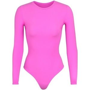SKIMS FITS EVERYBODY LONG SLEEVE CREW NECK BODYSUIT // NWT